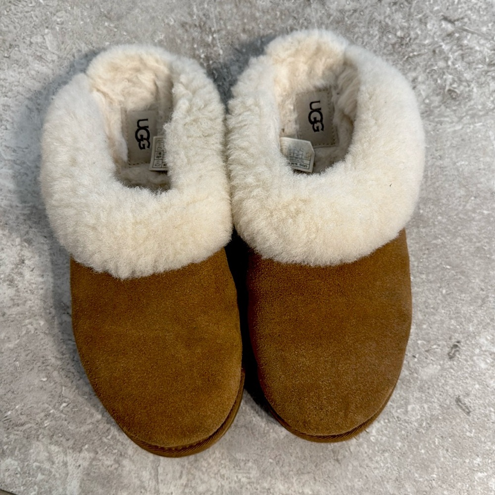 Ugg Classic slipper gently used condition.
